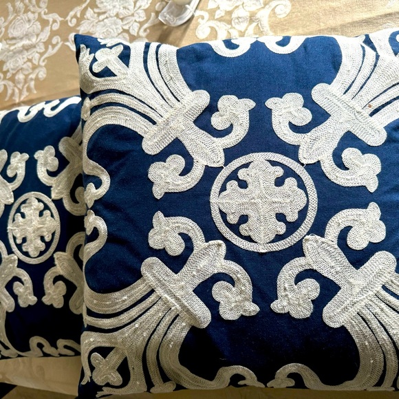 Safavieh Collette Navy and White Square 18” Pillows Beautiful Accent Pillows - Picture 1 of 7